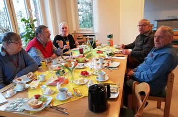 Foto des Frühstücks in geselliger Runde bei der AWO