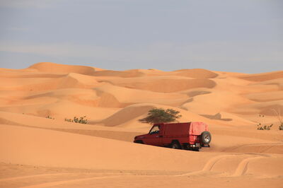 Jeep in der Wüste Mauretaniens.